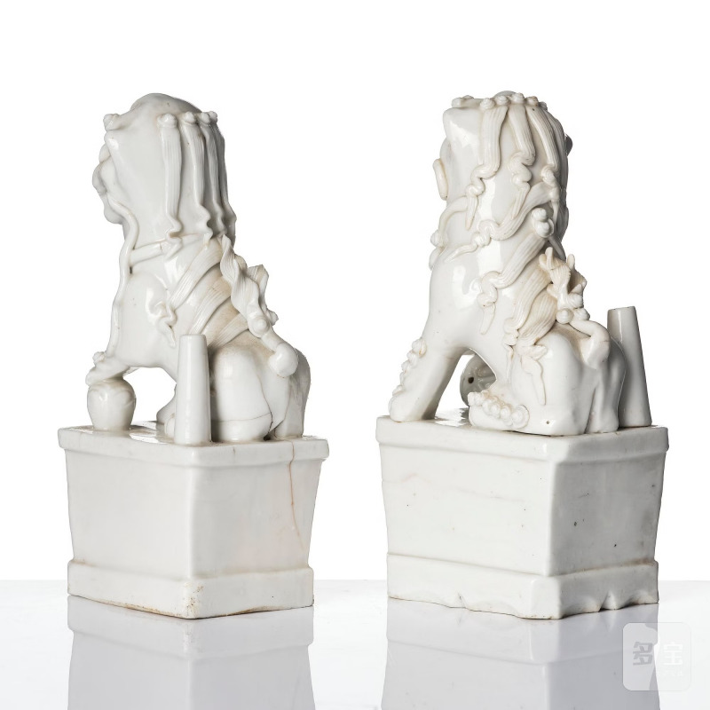 Two blanc de chine figures of buddhist lions/joss stick holders, - 图3